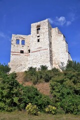 Obraz premium Kazimierz Dolny Castle - thirteenth and fourteenth-century Romanesque castle ruins located in Kazimierz Dolny, Poland, Europe.