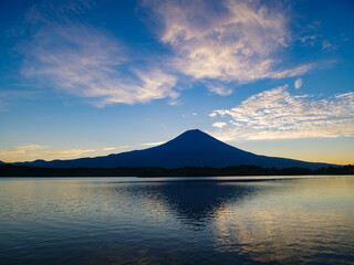 朝の富士山と田貫湖