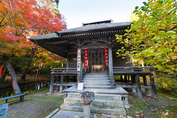 日本の世界遺産　岩手中尊寺紅葉の弁財天堂