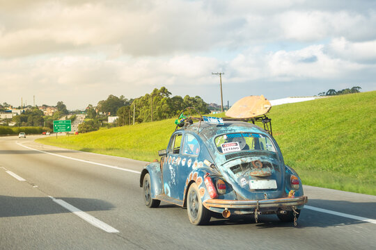 Customized Beetle driving on Imigrantes Highway