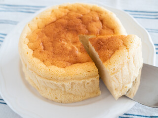 スフレチーズケーキを切り分ける