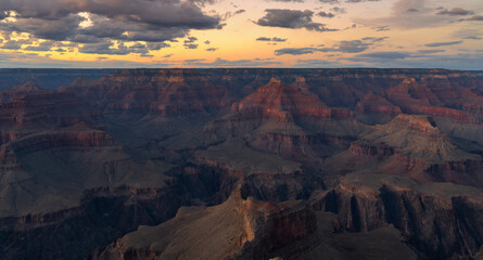 Fototapeta na wymiar a colorful sunset shot from hopi point of the grand canyon national park in arizona