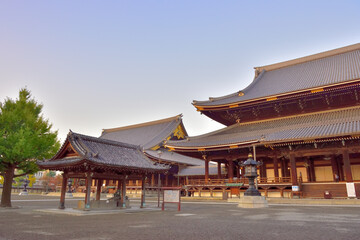 Obraz premium 朝焼けの東本願寺 秋