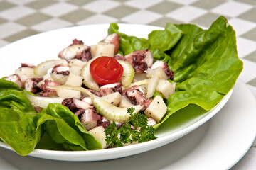 Ensalada de pulpo con veduras y patatas