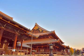 朝焼けの東本願寺 秋