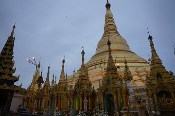 Fototapeta premium shwedagon pagoda in cloudy