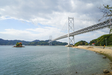 広島県　瀬戸内海に面する砂浜と大きな吊り橋　因島大橋