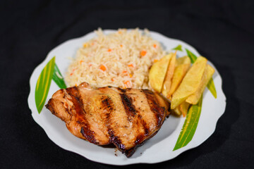 Pollo asado a la parrilla con arroz y papas