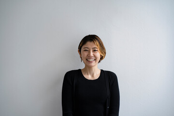 笑顔の30代日本人女性