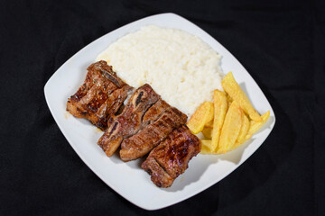 Churrasco de res a la parrilla con arroz y papa