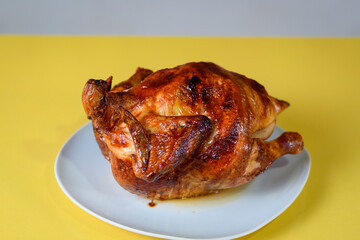 Pollo asado al espiedo con arroz, papa y salsas
