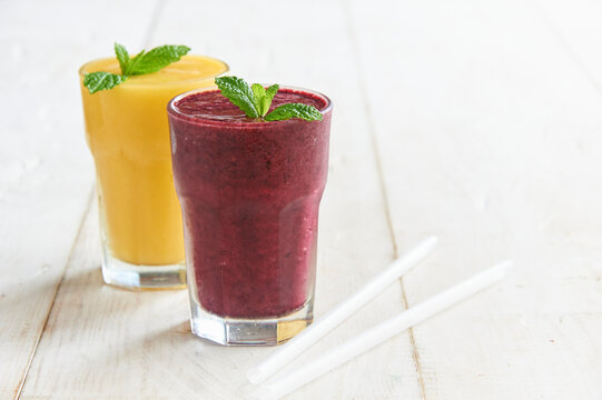 Smoothies with fresh mint