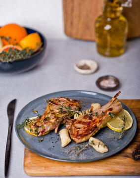 Grilled lamb chops with thyme and lemon slices