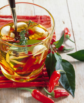 Fiery and spicy olive oil with chili, garlic, thyme, laurel and allspice