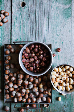 Hazelnuts, shelled and unshelled in two bowls