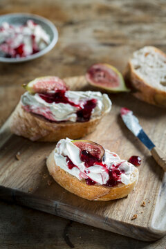 Baguette with goat's cheese and fig jam