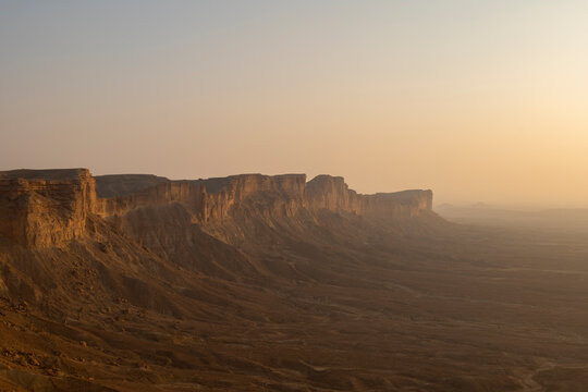 Tourists gather at Edge of the World escarpment near Riyadh, Saudi Arabia © hyserb