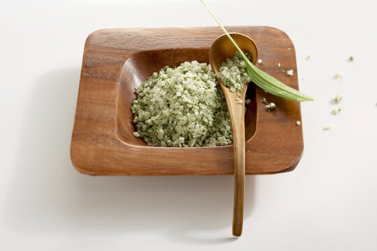 Coarse sea salt with wild garlic