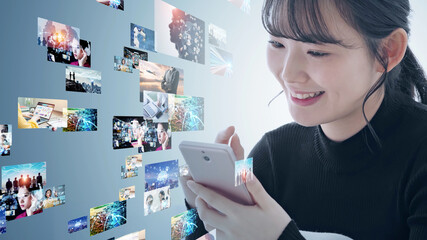 映像コンテンツ　スマホで動画を見る女性
