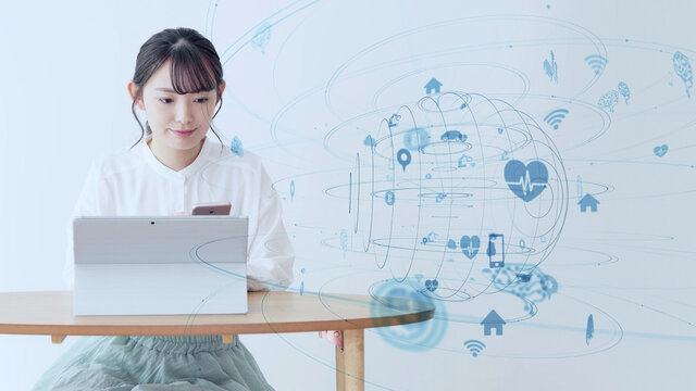 モバイルネットワーク　スマホとPCを使う女性