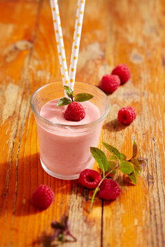 Mango and raspberry smoothie with agave, yoghurt, milk and mint