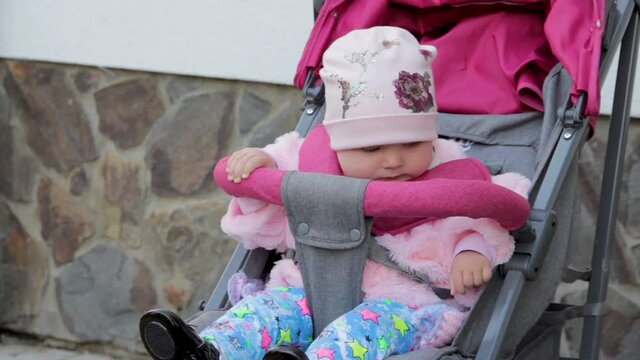 baby laughs in the stroller,baby smiles when mom takes pictures on mobile phone