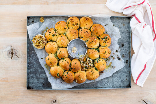 Garlic and herb bread 'sun'