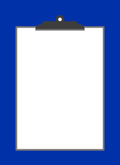 Ein graues Klemmbrett mit weißem Papier vor blauem Hintergrund