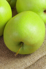 pommes vertes sur une table en bois