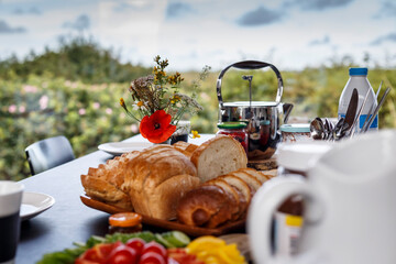 Fr&uuml;hst&uuml;ckstisch mit Meerblick