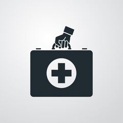 Kit de primeros auxilios. Mano con botiquín en fondo gris