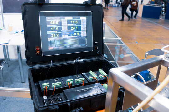 Complex visograph for measurement, mathematical processing, display, registration and archiving of discrete and analog input signals coming from technological objects