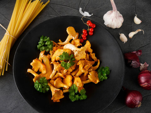 Ingredients for spaghetti dishes with chanterelle mushrooms