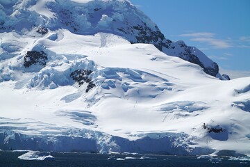The iceberg's snow continues to melt, and the summer scenery of Antarctica.