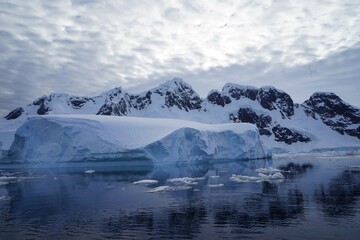Fototapeta na wymiar The shape of the iceberg is reflected in the sea. 