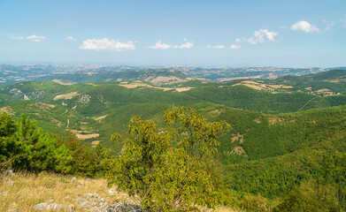 Fototapeta na wymiar Vista dal sentiero 109AG da Poggio San Romualdo a Castelletta nelle Marche