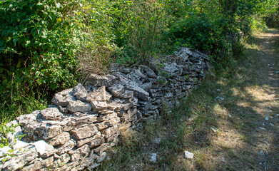 Muretti in pietra a secco lungo il sentiero