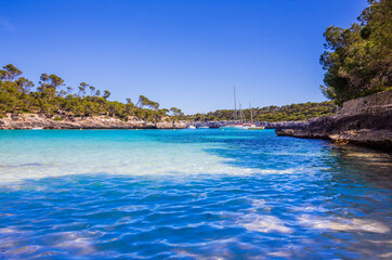 Obraz premium A sunny day in a bay on the Mediterranean Sea.