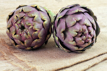Obraz premium artichaut cru sur une table en bois 