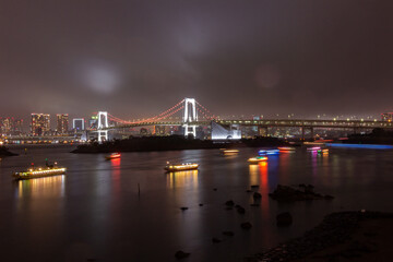 Fototapeta na wymiar Rainbow bridge at night in Daiba district in Tokyo (Japan)