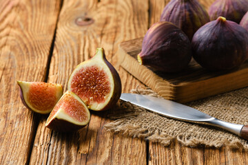 Fresh figs, whole and cut on slices
