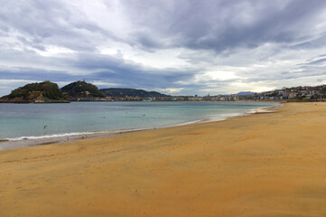 Fototapeta na wymiar La plage de Saint Sébastien en Espagne dans le Pays Basque