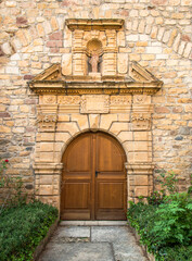 Fototapeta na wymiar Porte de l'église de Saint-Geniez-d'Olt, France