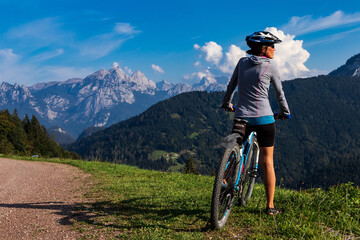 Mountainbikerin genießt den Ausblick auf die Bege und ins Tal