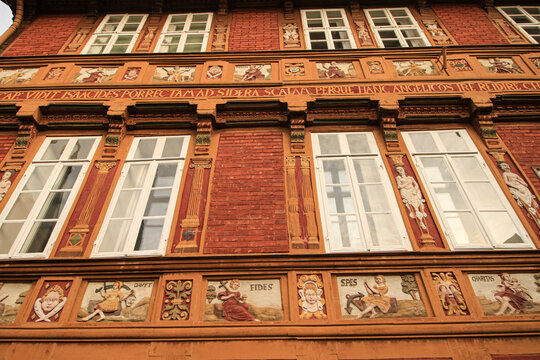 Alfeld an der Leine; Detail der ber&uuml;hmten Lateinschule (Westtraufe, links)