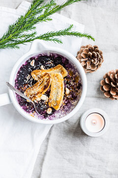Berry porridge with baked bananas, nuts and sesame seeds (Christmas)