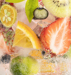 Vertical closeup shot of fruits and berries in sparkling water - obrazy, fototapety, plakaty