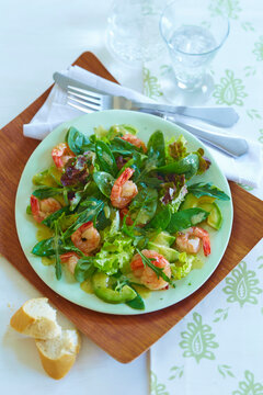 Mixed leaf salad with garlic prawns and avocado