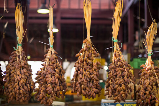 Suspended date bunches on a market