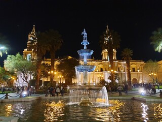 Fontaine la nuit Place des Armes d' Arequipa - PEROU